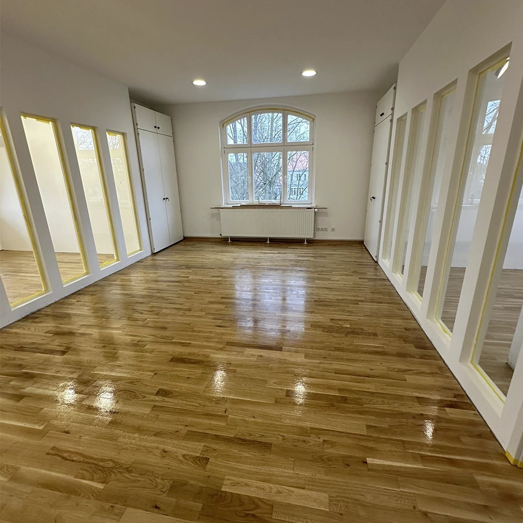 Professionelle Bodenarbeiten mit frisch verlegtem und versiegeltem Parkettboden im Innenausbau