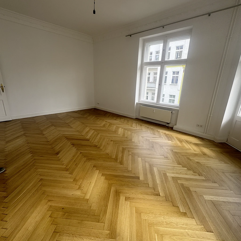 Fachgerechte Verlegung und Aufarbeitung von Fischgrät-Parkett im Rahmen professioneller Bodenarbeiten