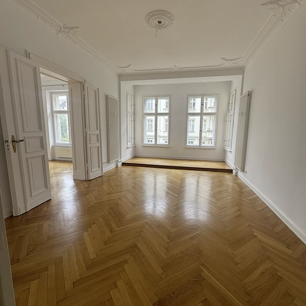 Sanierter Fischgrät-Parkettboden im Altbau nach professionellen Bodenarbeiten und Parkettaufbereitung