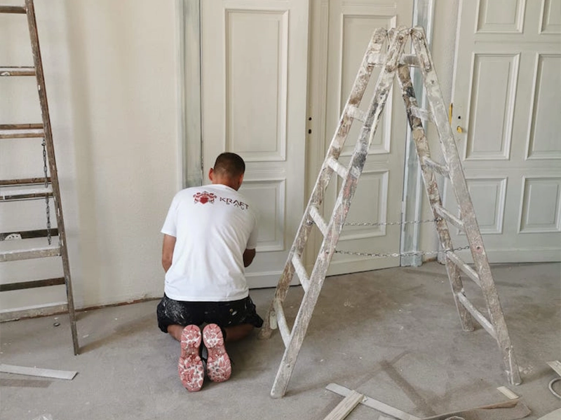 Zu sehen ist ein Mitarbeiter von Kraftbau, deinem Lieblingsmaler in Potsdam bei Maler- und Putzarbeiten.
