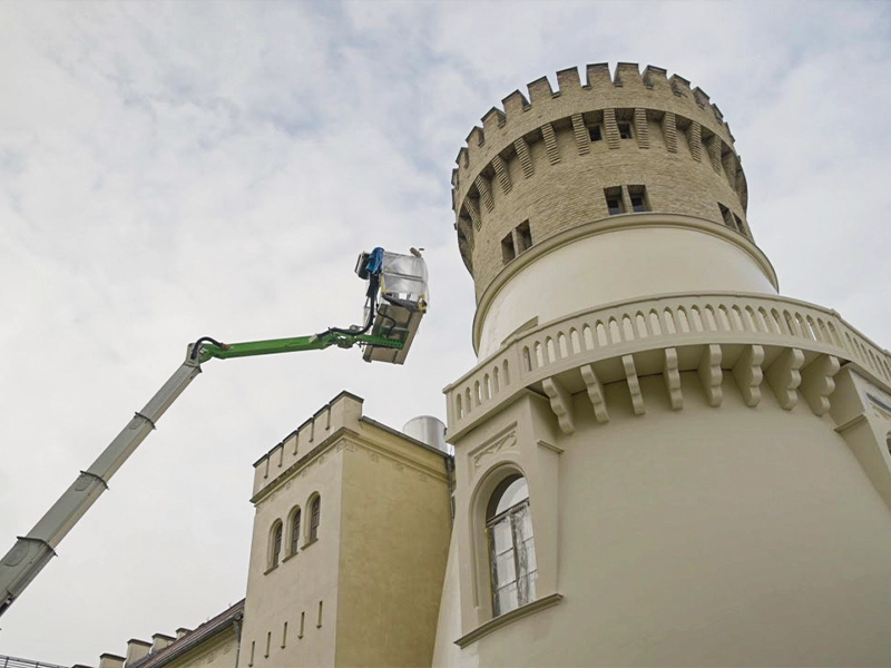 Zu sehen ist ein Mitarbeiter von Kraftbau, deinem Lieblingsmaler in Potsdam bei Fassadenarbeiten.