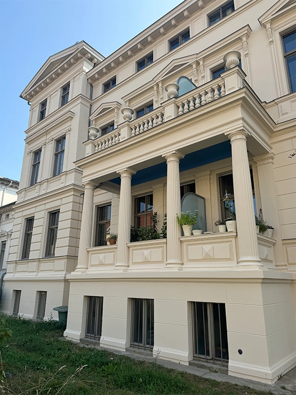 Große Altbau Villa mit frisch überarbeitete Fassade von Kraftbau, deinen Lieblingsmalern aus Potsdam.