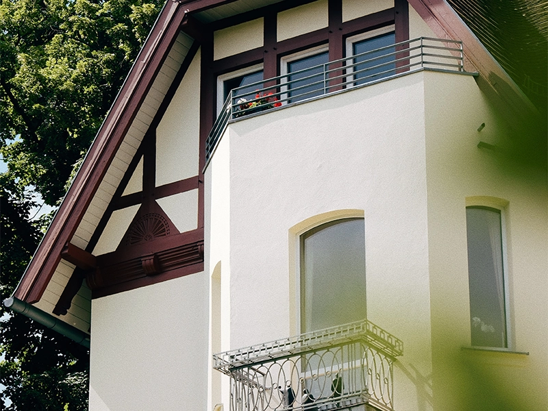 Dicke Außenfassade einer luxuriösen Villa mit gut verbauter Wärmedämmung von Kraftbau aus Potsdam.