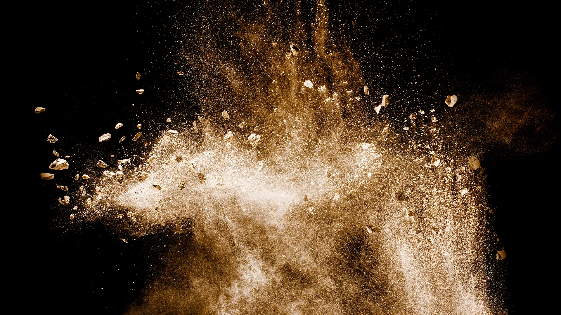 Zu sehen ist eine Explosion von Fassadenstücken in einer wunderschönen Wolke von Mauersteinen.