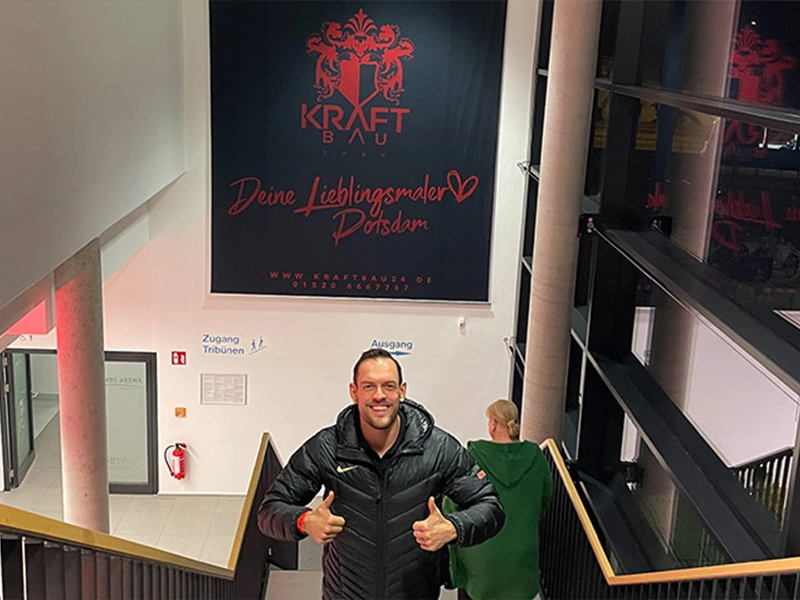 Zu sehen ist Georg Fleischhauer vor der Kraftbau Plan mit Daumen hoch.