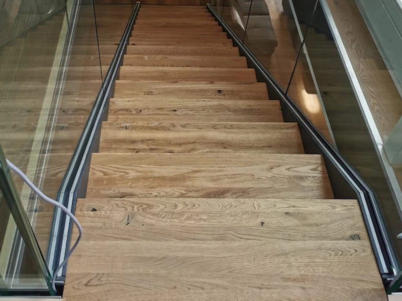 Gebaute und montierte Holztreppe aus Echtholz von der Maler- und Baufirma Kraftbau aus Potsdam.