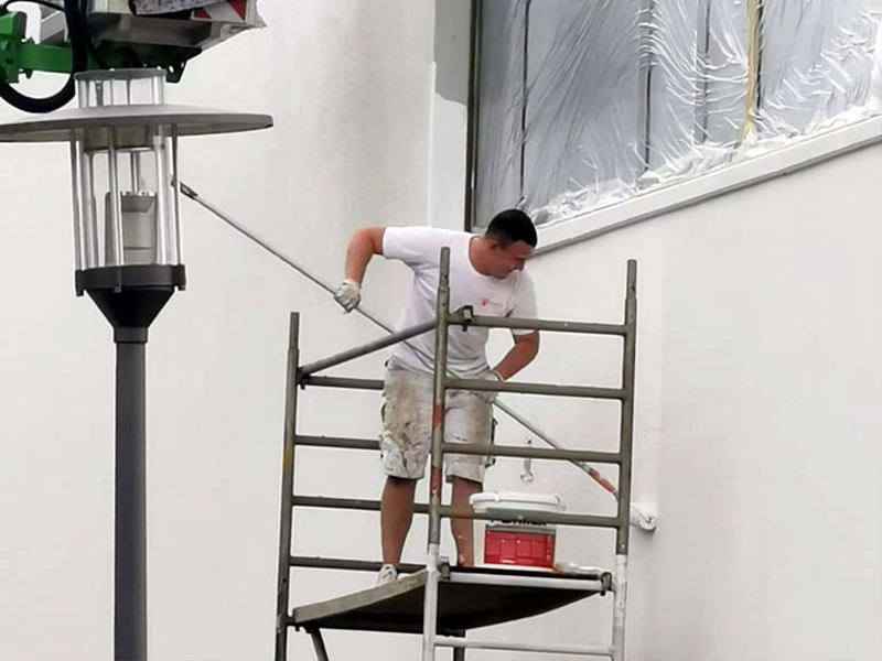Lieblingsmaler von Kraftbau aus Potsdam bei der Arbeit beim Fassadenanstrich.