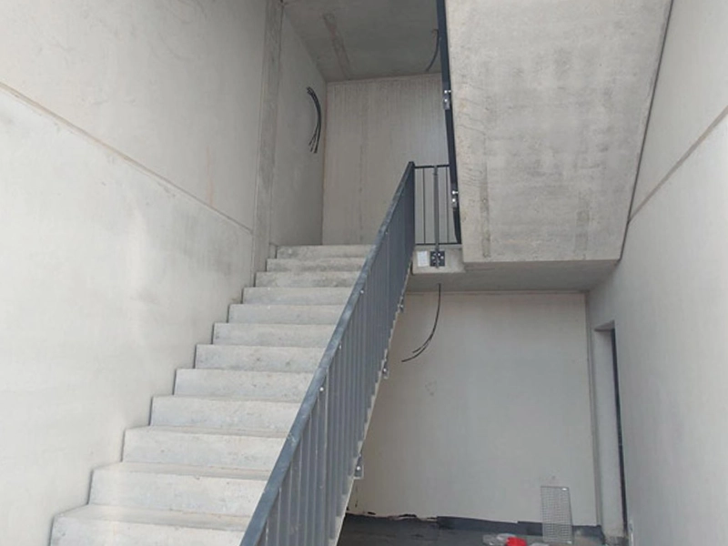 Zu sehen ist ein vorbereitetes Treppenhaus von Kraftbau aus Potsdam mit Untergrundarbeiten und Spachtelarbeiten.