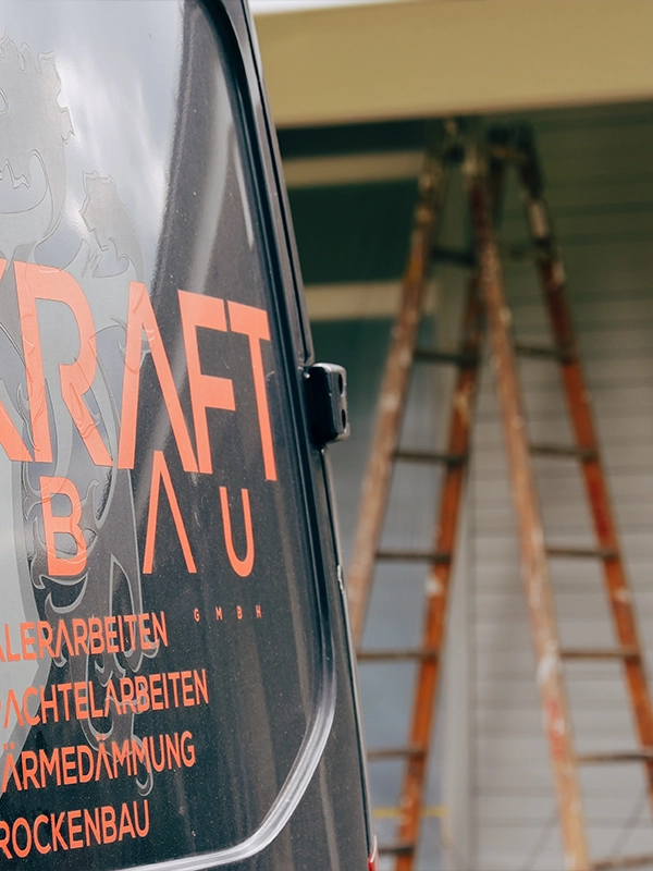 Zu sehen ist ein Transporter von Kraftbau vor dem Märkischen Golfclub, Nähe Potsdam.