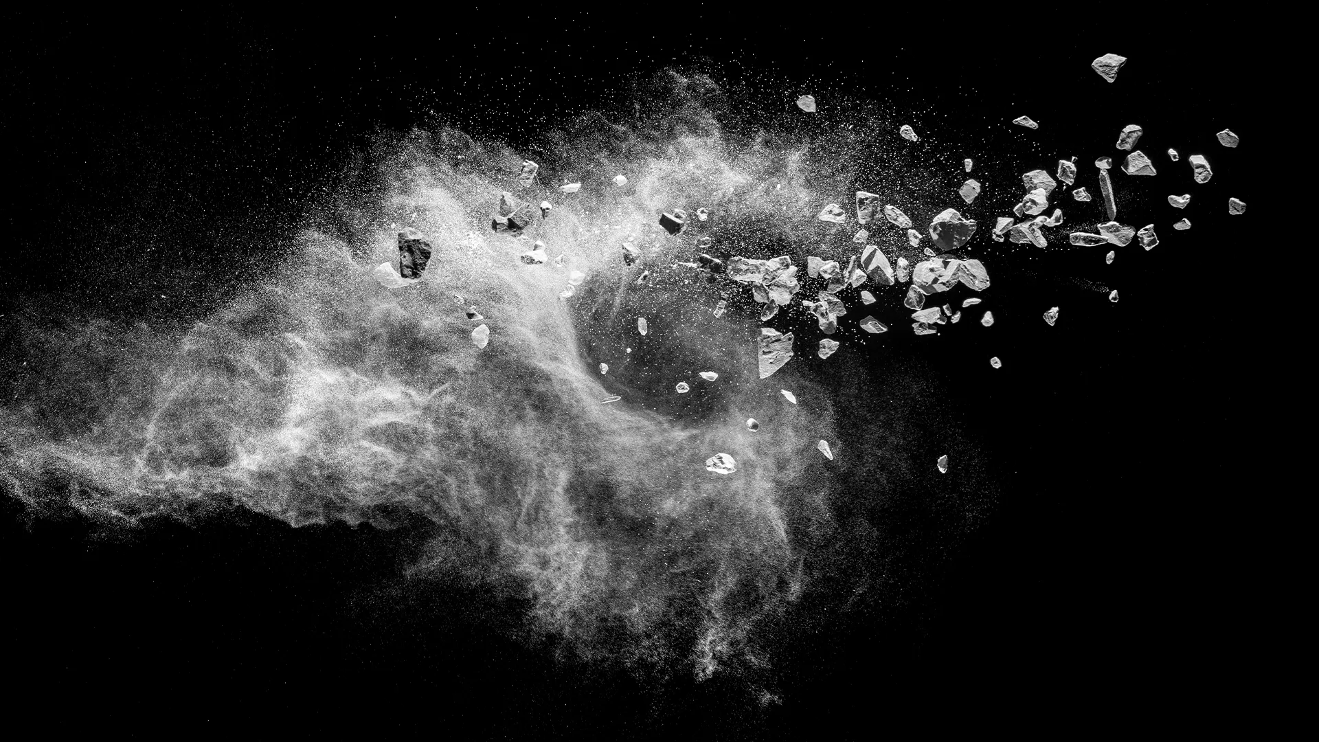 Zu sehen ist eine Explosion von Trockenbaustücken in einer wunderschönen Wolke von Wandsteinen.