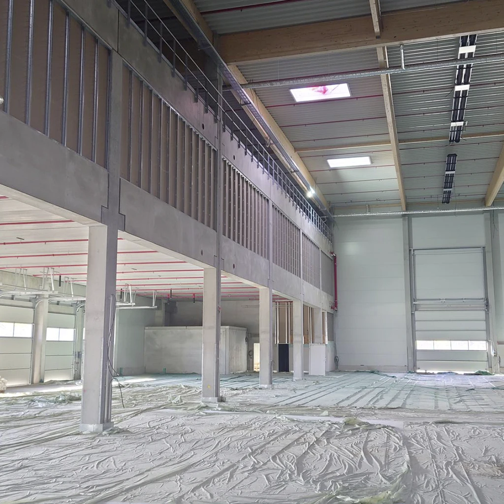 Trockenbau im Hallenbau mit Metallständerwerk und Innenausbaukonstruktion in einer Industriehalle