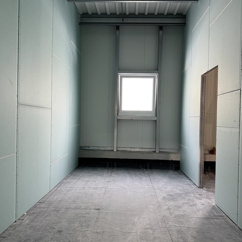 Innenausbau im Hallenbau mit Trockenbauwänden, Metallständerwerk und Fensterintegration in einer Industriehalle