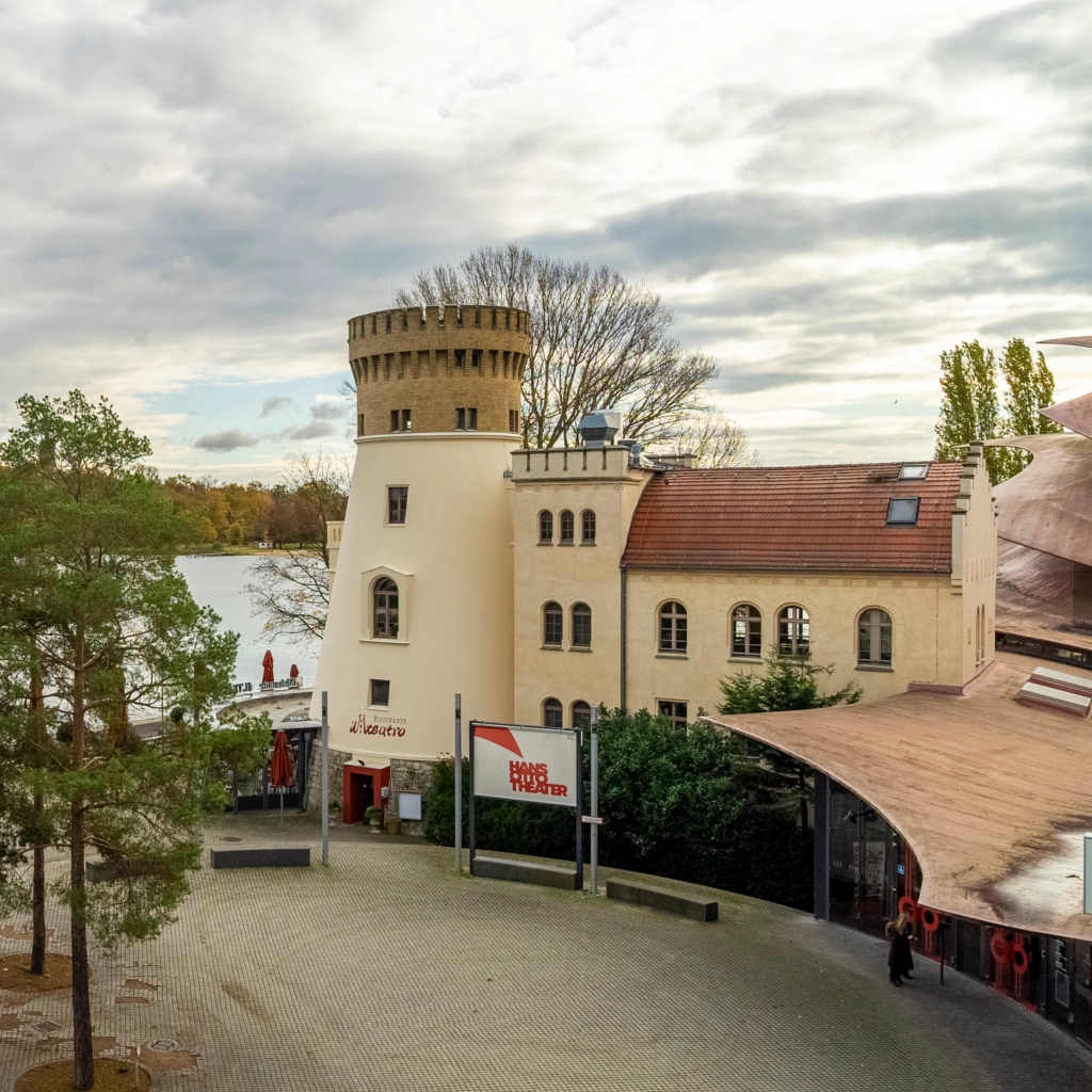 Historisches Gebäudeensemble mit Turm am Wasser, Haus der Brandenburgisch-Preußischen Geschichte, Beispiel für Fassadenpflege und Denkmalschutzprojekte von KraftBau.